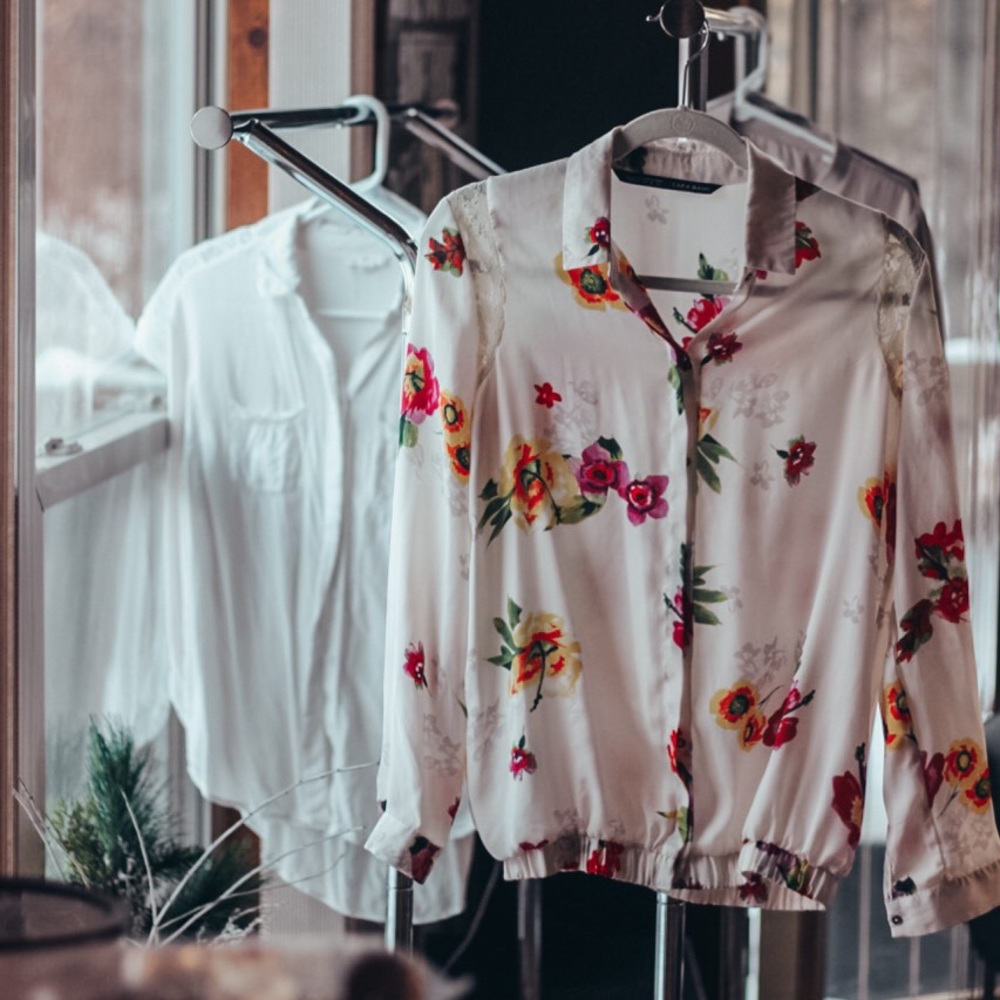 Silky-feeling floral & cream button blouse